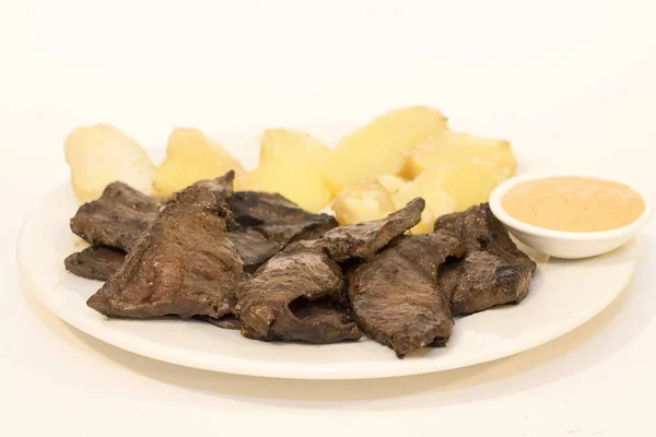 Anticuchos, bucătărie peruviană, carne de vită la grătar. Se servește în mod normal cu cartofi fierți și sos aji (chili ). — Fotografie, imagine de stoc