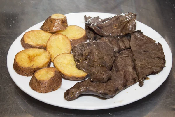 Anticuchos, bucătărie peruviană, carne de vită la grătar carne de inimă cu cartofi fierți și sos aji (chili ) — Fotografie, imagine de stoc