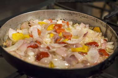 Aji (biber) sos - Peru biber sosu hazırlama. Soğan, sarımsak, rocoto, kızarmış bir Pan ayçiçek yağı. 