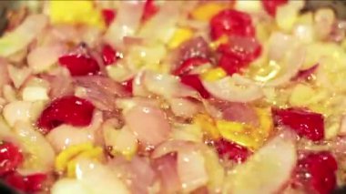 Aji (biber) sos - Peru biber sosu hazırlama. Soğan, sarımsak, rocoto, kızarmış bir Pan ayçiçek yağı. 