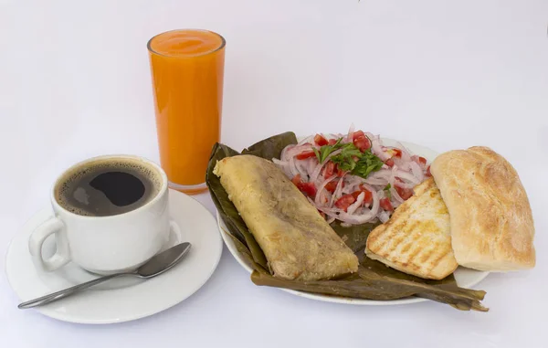 Desayuno peruano llamado Tamal (maíz cocido mezclado con pollo y envuelto en hojas de maíz). "Ensalada de criolla" hecha con cebolla, tomate, jugo de limón. Servido con café y jugo de papaya — Foto de Stock