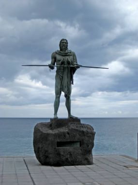 Plaza de la Osmanlıların de Canarias canarinha Adası Candelaria, Tenerife, İspanya bulunan Guanches Hintliler heykeller