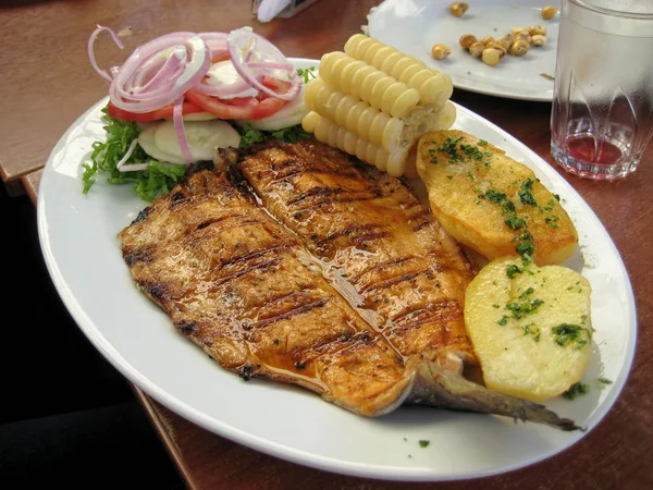 Hidangan Peru - fillet ikan goreng dengan sayuran, bawang bombay, jagung, kentang rebus — Stok Foto