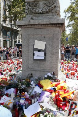 İnsanlar üzerinde Rambla Barcelona'nın terörist atack sonra yeniden bir araya.