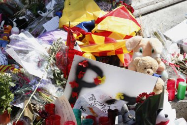 İnsanlar üzerinde Rambla Barcelona'nın terörist atack sonra yeniden bir araya.