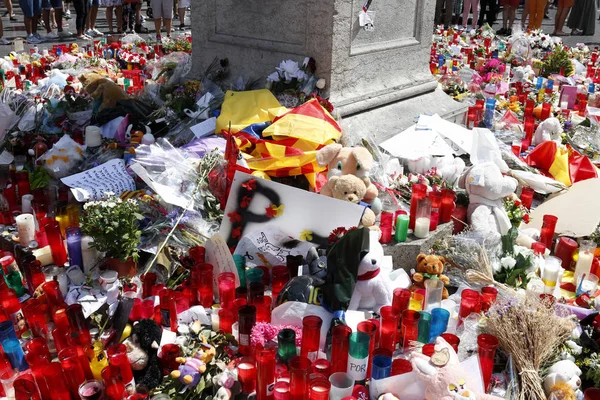 İnsanlar üzerinde Rambla Barcelona'nın terörist atack sonra yeniden bir araya.