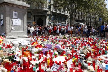 Barselona/İspanya, 21 Ağustos 2017: Barselona'nın Rambla üzerinde nerede Ağustos 2017, 17 yeniden bir araya insanlar en az 15 ölümcül kurbanları ve yaralı 120 haraç veren terörist bir saldırı olmuş.