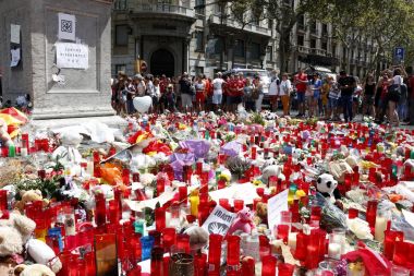 Barselona/İspanya, 21 Ağustos 2017: Barselona'nın Rambla üzerinde nerede Ağustos 2017, 17 yeniden bir araya insanlar en az 15 ölümcül kurbanları ve yaralı 120 haraç veren terörist bir saldırı olmuş.