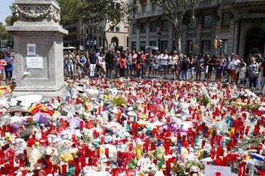 Barselona/İspanya, 21 Ağustos 2017: Barselona'nın Rambla üzerinde nerede Ağustos 2017, 17 yeniden bir araya insanlar en az 15 ölümcül kurbanları ve yaralı 120 haraç veren terörist bir saldırı olmuş.
