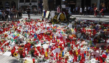 Barselona/İspanya, 21 Ağustos 2017: Barselona'nın Rambla üzerinde nerede Ağustos 2017, 17 yeniden bir araya insanlar en az 15 ölümcül kurbanları ve yaralı 120 haraç veren terörist bir saldırı olmuş.