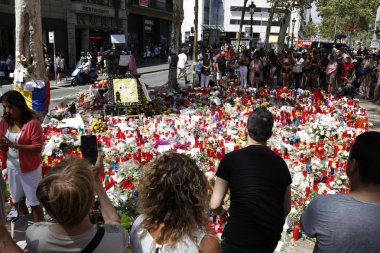 Barselona/İspanya, 21 Ağustos 2017: Barselona'nın Rambla üzerinde nerede Ağustos 2017, 17 yeniden bir araya insanlar en az 15 ölümcül kurbanları ve yaralı 120 haraç veren terörist bir saldırı olmuş.