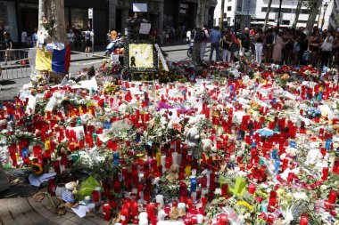 Barselona/İspanya, 21 Ağustos 2017: Barselona'nın Rambla üzerinde nerede Ağustos 2017, 17 yeniden bir araya insanlar en az 15 ölümcül kurbanları ve yaralı 120 haraç veren terörist bir saldırı olmuş.