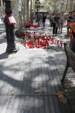 Barselona/İspanya, 21 Ağustos 2017: Barselona'nın Rambla üzerinde nerede Ağustos 2017, 17 yeniden bir araya insanlar en az 15 ölümcül kurbanları ve yaralı 120 haraç veren terörist bir saldırı olmuş.