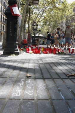 Barselona/İspanya, 21 Ağustos 2017: Barselona'nın Rambla üzerinde nerede Ağustos 2017, 17 yeniden bir araya insanlar en az 15 ölümcül kurbanları ve yaralı 120 haraç veren terörist bir saldırı olmuş.