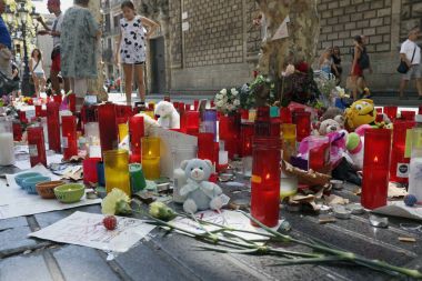 Barselona/İspanya, 21 Ağustos 2017: Barselona'nın Rambla üzerinde nerede Ağustos 2017, 17 yeniden bir araya insanlar en az 15 ölümcül kurbanları ve yaralı 120 haraç veren terörist bir saldırı olmuş.