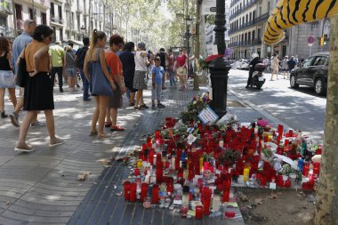 Barselona/İspanya, 21 Ağustos 2017: Barselona'nın Rambla üzerinde nerede Ağustos 2017, 17 yeniden bir araya insanlar en az 15 ölümcül kurbanları ve yaralı 120 haraç veren terörist bir saldırı olmuş.