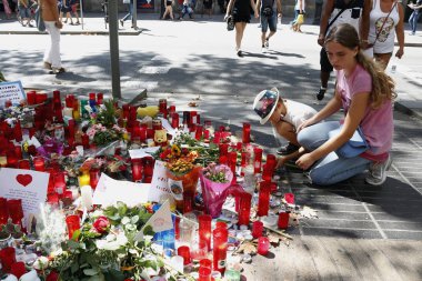 Barselona/İspanya, 21 Ağustos 2017: Barselona'nın Rambla üzerinde nerede Ağustos 2017, 17 yeniden bir araya insanlar en az 15 ölümcül kurbanları ve yaralı 120 haraç veren terörist bir saldırı olmuş.