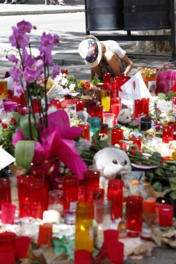 Barselona/İspanya, 21 Ağustos 2017: Barselona'nın Rambla üzerinde nerede Ağustos 2017, 17 yeniden bir araya insanlar en az 15 ölümcül kurbanları ve yaralı 120 haraç veren terörist bir saldırı olmuş.