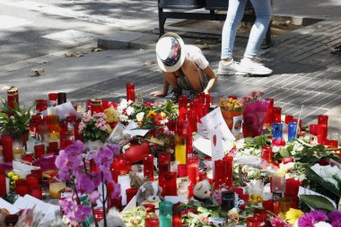 Barselona/İspanya, 21 Ağustos 2017: Barselona'nın Rambla üzerinde nerede Ağustos 2017, 17 yeniden bir araya insanlar en az 15 ölümcül kurbanları ve yaralı 120 haraç veren terörist bir saldırı olmuş.