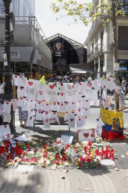 Barselona/İspanya, 21 Ağustos 2017: Barselona'nın Rambla üzerinde nerede Ağustos 2017, 17 yeniden bir araya insanlar en az 15 ölümcül kurbanları ve yaralı 120 haraç veren terörist bir saldırı olmuş.