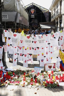 Barselona/İspanya, 21 Ağustos 2017: Barselona'nın Rambla üzerinde nerede Ağustos 2017, 17 yeniden bir araya insanlar en az 15 ölümcül kurbanları ve yaralı 120 haraç veren terörist bir saldırı olmuş.