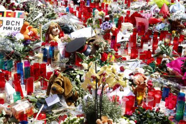 Barselona/İspanya, 21 Ağustos 2017: Barselona'nın Rambla üzerinde nerede Ağustos 2017, 17 yeniden bir araya insanlar en az 15 ölümcül kurbanları ve yaralı 120 haraç veren terörist bir saldırı olmuş.