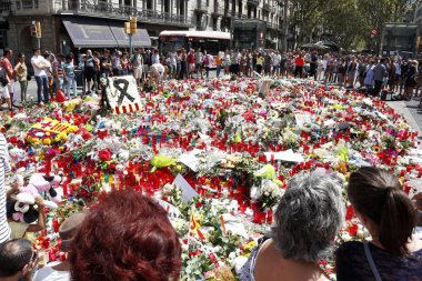 Barselona/İspanya, 21 Ağustos 2017: Barselona'nın Rambla üzerinde nerede Ağustos 2017, 17 yeniden bir araya insanlar en az 15 ölümcül kurbanları ve yaralı 120 haraç veren terörist bir saldırı olmuş.