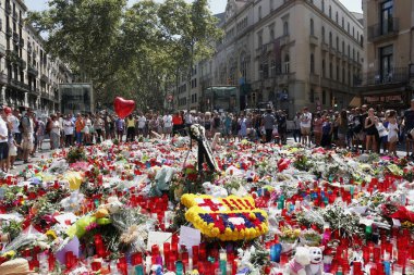 Barselona/İspanya, 21 Ağustos 2017: Barselona'nın Rambla üzerinde nerede Ağustos 2017, 17 yeniden bir araya insanlar en az 15 ölümcül kurbanları ve yaralı 120 haraç veren terörist bir saldırı olmuş.