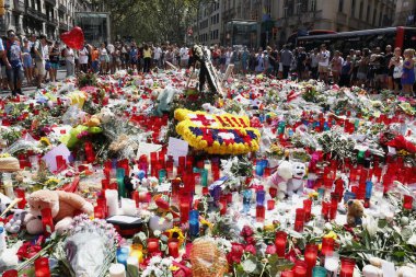 Barselona/İspanya, 21 Ağustos 2017: Barselona'nın Rambla üzerinde nerede Ağustos 2017, 17 yeniden bir araya insanlar en az 15 ölümcül kurbanları ve yaralı 120 haraç veren terörist bir saldırı olmuş.