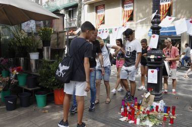 Barselona/İspanya, 21 Ağustos 2017: Barselona'nın Rambla üzerinde nerede Ağustos 2017, 17 yeniden bir araya insanlar en az 15 ölümcül kurbanları ve yaralı 120 haraç veren terörist bir saldırı olmuş.