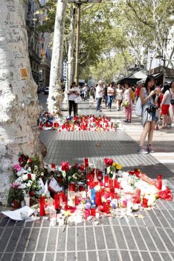 Barselona/İspanya, 21 Ağustos 2017: Barselona'nın Rambla üzerinde nerede Ağustos 2017, 17 yeniden bir araya insanlar en az 15 ölümcül kurbanları ve yaralı 120 haraç veren terörist bir saldırı olmuş.