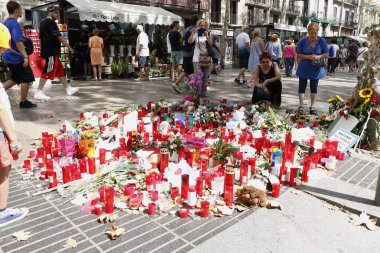 Barselona/İspanya, 21 Ağustos 2017: Barselona'nın Rambla üzerinde nerede Ağustos 2017, 17 yeniden bir araya insanlar en az 15 ölümcül kurbanları ve yaralı 120 haraç veren terörist bir saldırı olmuş.