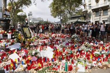 Barselona/İspanya, 21 Ağustos 2017: Barselona'nın Rambla üzerinde nerede Ağustos 2017, 17 yeniden bir araya insanlar en az 15 ölümcül kurbanları ve yaralı 120 haraç veren terörist bir saldırı olmuş.