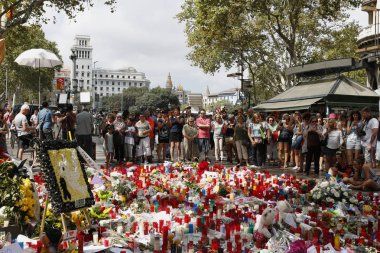Barselona/İspanya, 21 Ağustos 2017: Barselona'nın Rambla üzerinde nerede Ağustos 2017, 17 yeniden bir araya insanlar en az 15 ölümcül kurbanları ve yaralı 120 haraç veren terörist bir saldırı olmuş.