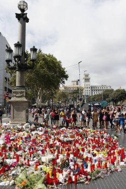 Barselona/İspanya, 21 Ağustos 2017: Barselona'nın Rambla üzerinde nerede Ağustos 2017, 17 yeniden bir araya insanlar en az 15 ölümcül kurbanları ve yaralı 120 haraç veren terörist bir saldırı olmuş.