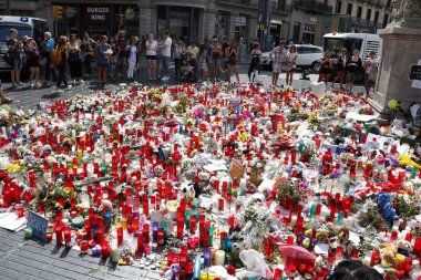 Barselona/İspanya, 21 Ağustos 2017: Barselona'nın Rambla üzerinde nerede Ağustos 2017, 17 yeniden bir araya insanlar en az 15 ölümcül kurbanları ve yaralı 120 haraç veren terörist bir saldırı olmuş.