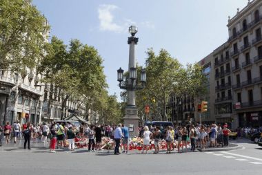 Barselona/İspanya, 21 Ağustos 2017: Barselona'nın Rambla üzerinde nerede Ağustos 2017, 17 yeniden bir araya insanlar en az 15 ölümcül kurbanları ve yaralı 120 haraç veren terörist bir saldırı olmuş.