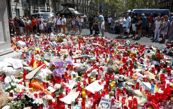 Barselona/İspanya, 21 Ağustos 2017: Barselona'nın Rambla üzerinde nerede Ağustos 2017, 17 yeniden bir araya insanlar en az 15 ölümcül kurbanları ve yaralı 120 haraç veren terörist bir saldırı olmuş.