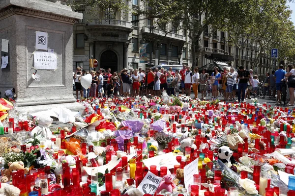 Barselona/İspanya, 21 Ağustos 2017: Barselona'nın Rambla üzerinde nerede Ağustos 2017, 17 yeniden bir araya insanlar en az 15 ölümcül kurbanları ve yaralı 120 haraç veren terörist bir saldırı olmuş.