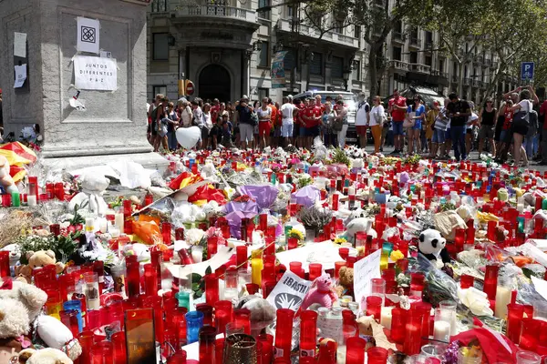 Barselona/İspanya, 21 Ağustos 2017: Barselona'nın Rambla üzerinde nerede Ağustos 2017, 17 yeniden bir araya insanlar en az 15 ölümcül kurbanları ve yaralı 120 haraç veren terörist bir saldırı olmuş.