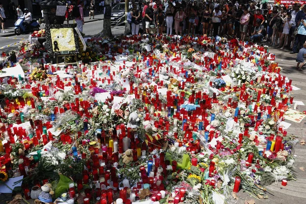 Barselona/İspanya, 21 Ağustos 2017: Barselona'nın Rambla üzerinde nerede Ağustos 2017, 17 yeniden bir araya insanlar en az 15 ölümcül kurbanları ve yaralı 120 haraç veren terörist bir saldırı olmuş.