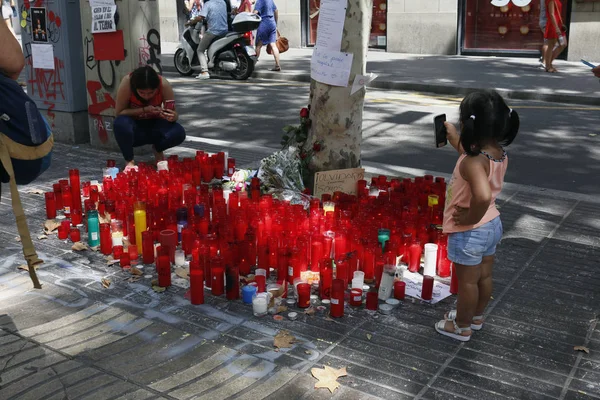 Барселона, Іспанія - 21 серпня 2017: люди возз'єднатися на вулиці Рамбла в Барселоні, де 17 серпня 2017 року був терористичного нападу, даючи належне принаймні 15 фатальним жертвам та більш ніж 120 поранені. — стокове фото