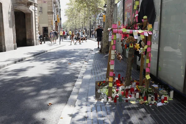 Barselona/İspanya, 21 Ağustos 2017: Barselona'nın Rambla üzerinde nerede Ağustos 2017, 17 yeniden bir araya insanlar en az 15 ölümcül kurbanları ve yaralı 120 haraç veren terörist bir saldırı olmuş.