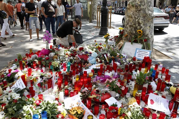 Barselona/İspanya, 21 Ağustos 2017: Barselona'nın Rambla üzerinde nerede Ağustos 2017, 17 yeniden bir araya insanlar en az 15 ölümcül kurbanları ve yaralı 120 haraç veren terörist bir saldırı olmuş.