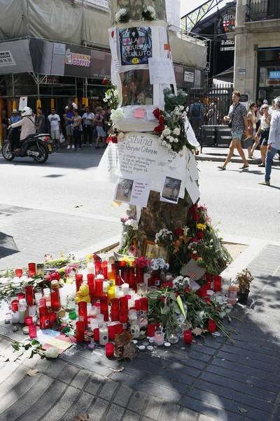 Barselona/İspanya, 21 Ağustos 2017: Barselona'nın Rambla üzerinde nerede Ağustos 2017, 17 yeniden bir araya insanlar en az 15 ölümcül kurbanları ve yaralı 120 haraç veren terörist bir saldırı olmuş.