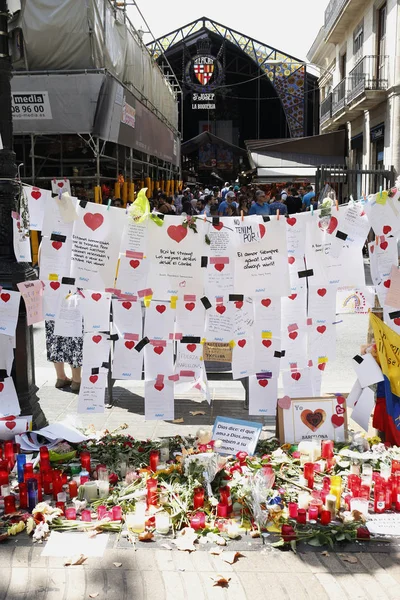 Barselona/İspanya, 21 Ağustos 2017: Barselona'nın Rambla üzerinde nerede Ağustos 2017, 17 yeniden bir araya insanlar en az 15 ölümcül kurbanları ve yaralı 120 haraç veren terörist bir saldırı olmuş.