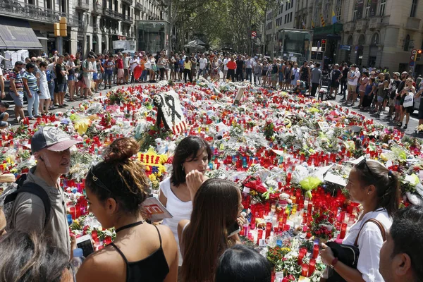 BARCELONA / ESPAÑA - 21 DE AGOSTO DE 2017: Las personas se reunieron en la Rambla de Barcelona, donde el 17 de agosto de 2017 ha sido un atentado terrorista, en homenaje a las al menos 15 víctimas mortales y más de 120 heridos . —  Fotos de Stock