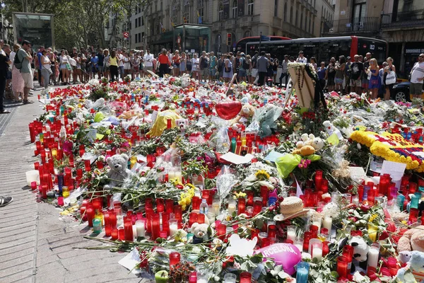 Barselona/İspanya, 21 Ağustos 2017: Barselona'nın Rambla üzerinde nerede Ağustos 2017, 17 yeniden bir araya insanlar en az 15 ölümcül kurbanları ve yaralı 120 haraç veren terörist bir saldırı olmuş.