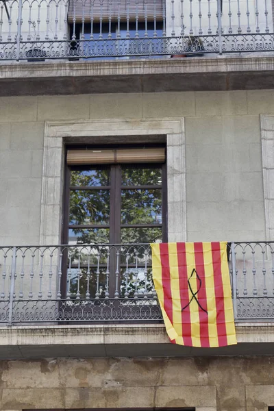 BARCELONA / ESPAÑA - 21 DE AGOSTO DE 2017: Las personas se reunieron en la Rambla de Barcelona, donde el 17 de agosto de 2017 ha sido un atentado terrorista, en homenaje a las al menos 15 víctimas mortales y más de 120 heridos . —  Fotos de Stock