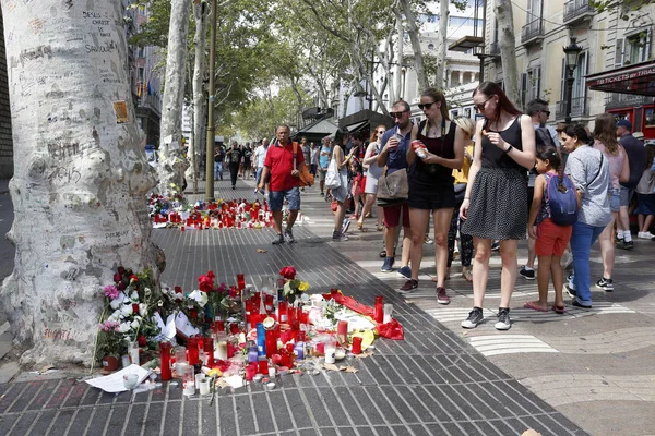 Barselona/İspanya, 21 Ağustos 2017: Barselona'nın Rambla üzerinde nerede Ağustos 2017, 17 yeniden bir araya insanlar en az 15 ölümcül kurbanları ve yaralı 120 haraç veren terörist bir saldırı olmuş.